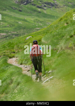 Femme de la randonnée dans la Pyrénées en ordre décroissant Oulettes d'Ossoue vers Gavarnie, France Banque D'Images