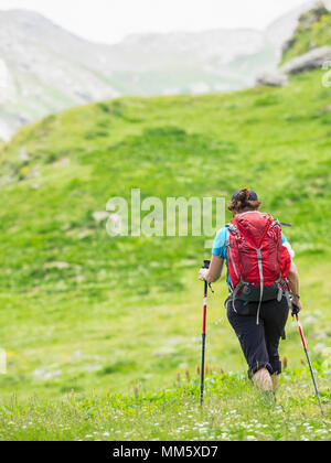 Femme de la randonnée dans la Pyrénées en ordre décroissant Oulettes d'Ossoue vers Gavarnie, France Banque D'Images