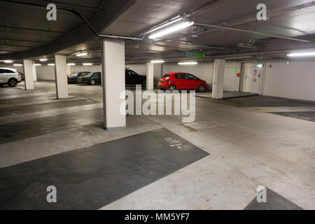 Les voitures et l'intérieur de la scène de plusieurs étages souterrains / niveau parking géré par Q Park à Cavendish Square. Londres. W1G 0PN. UK. (96) Banque D'Images