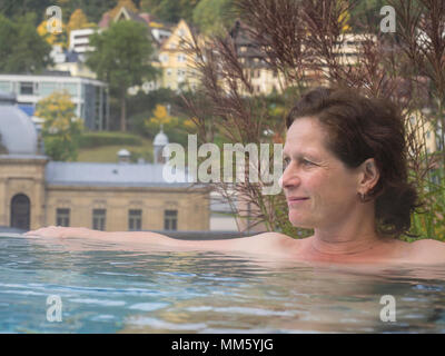 Woman relaxing in swimming pool de Palais-Thermal de Bad Wildbad, Bade-Wurtemberg, Allemagne Banque D'Images