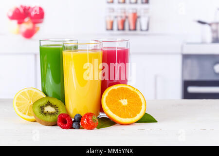 Les smoothies smoothies jus de fruits frais fruits oranges orange verre Banque D'Images