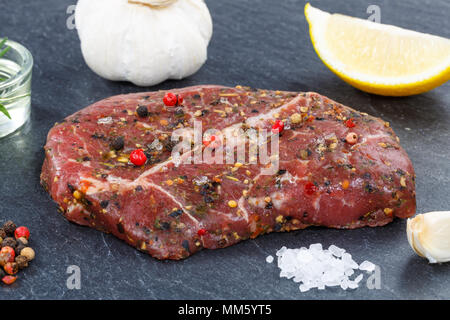 Viande crue Pavé de boeuf sur ardoise vue supérieure Banque D'Images