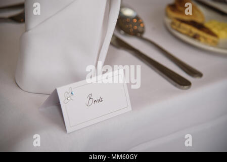 Nom mariée mariage carte sur table top Banque D'Images