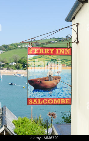 Signer pour le Ferry Inn pub à Salcombe, Devon qui surplombe l'estuaire de Salcombe Banque D'Images