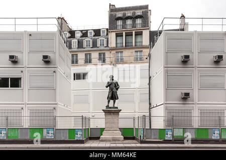 Office de récipients d'un chantier de construction à quai de Conti à Paris derrière la statue du Marquis de Condorcet. Banque D'Images