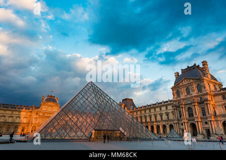 Ciel du soir au coucher du soleil sur la cour du Musée du Louvre, Paris, France Banque D'Images