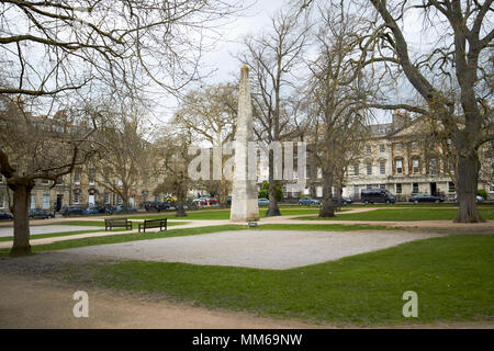 Queen Square et Jardin baignoire obélisque érigé par Beau Nash en l'honneur du prince de Galles Frederick England UK Banque D'Images