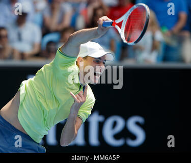 Joueur de tennis autrichien Dominic Thiem frapper un service tourné en Australie en 2018, le tournoi de tennis de Melbourne Park, Melbourne, Victoria, Australie. Banque D'Images