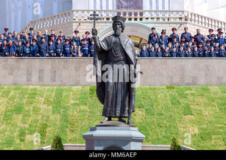 Samara, Russie - Mai 6, 2018 : Monument à le saint Prince Vladimir près de la cathédrale Sainte-Sophie de la sagesse de Dieu Banque D'Images