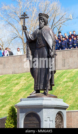 Samara, Russie - Mai 6, 2018 : Monument à le saint Prince Vladimir près de la cathédrale Sainte-Sophie de la sagesse de Dieu Banque D'Images