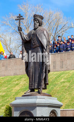 Samara, Russie - Mai 6, 2018 : Monument à le saint Prince Vladimir près de la cathédrale Sainte-Sophie de la sagesse de Dieu Banque D'Images