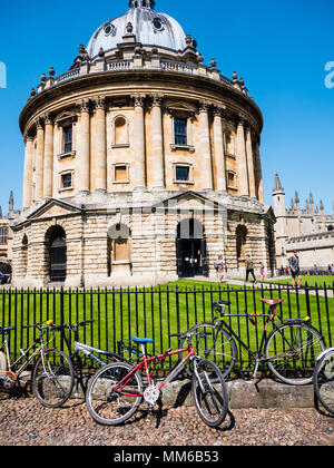 Bicyclettes, enchaînés à des balustrades, Radcliffe Camera, Université d'Oxford, Oxford, Oxfordshire, England, UK, FR. Banque D'Images