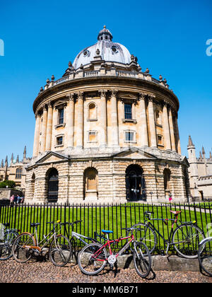 Bicyclettes, enchaînés à des balustrades, Radcliffe Camera, Université d'Oxford, Oxford, Oxfordshire, England, UK, FR. Banque D'Images