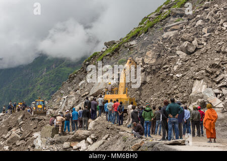 Manali, Inde - le 19 juillet 2017 : glissement sur le Manali - Leh Highway au Rohtang, Himachal Pradesh, Inde. Banque D'Images