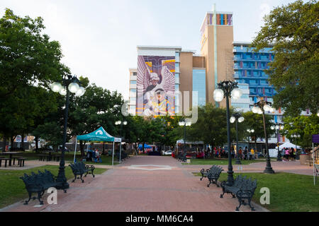 San Antonio, Texas - 18 Avril 2018 : Peinture murale peinte sur le côté d'un bâtiment de l'hôtel à l'occasion du tricentenaire de San Antonio et de l'année 300e anniversa Banque D'Images