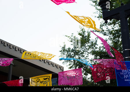 San Antonio, Texas - 18 Avril 2018 : Fiesta Flags sont mis en place pour l'année du tricentenaire de la ville de San Antonio, TX. Banque D'Images
