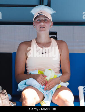 Joueur de tennis ukrainien Kostyuk Marta avec une poche de glace sur sa tête pendant la pause dans le Tournoi de Tennis Open d'Australie 2018, Melbourne Park, Melbour Banque D'Images