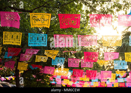 San Antonio, Texas - 18 Avril 2018 : Fiesta Flags sont mis en place pour l'année du tricentenaire de la ville de San Antonio, TX. Banque D'Images