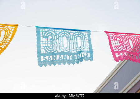 San Antonio, Texas - 18 Avril 2018 : Fiesta Flags sont mis en place pour l'année du tricentenaire de la ville de San Antonio, TX. Banque D'Images