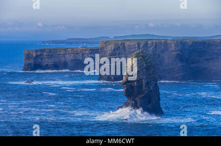 Océan Atlantique sauvage - vue aérienne depuis les falaises de Kilkee en Irlande Banque D'Images