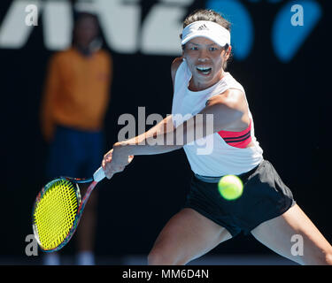 Joueur de tennis taïwanais Su-Wei Hsieh jouant revers tourné en Australie en 2018, le tournoi de tennis de Melbourne Park, Melbourne, Victoria, Australie. Banque D'Images