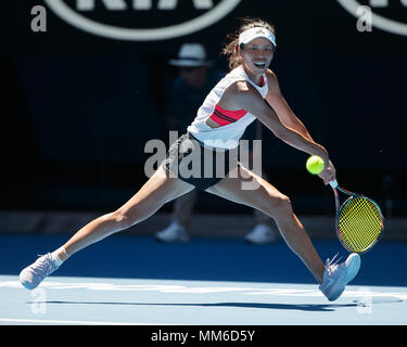 Joueur de tennis taïwanais Su-Wei Hsieh jouant revers tourné en Australie en 2018, le tournoi de tennis de Melbourne Park, Melbourne, Victoria, Australie. Banque D'Images