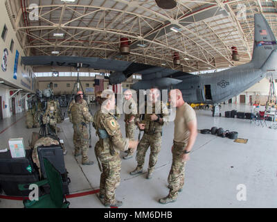 Membres de l'équipage du 101e et 103e escadrons de sauvetage pour préparer leurs vols. Aviateurs de la New York Air National Guard's 106th Rescue Wing voler plus de Saint-Thomas et Saint-John dans un HH-60 Pave Hawk helicopter le 10 septembre, 2017. Ils cherchent des personnes qui ont besoin d'une aide indispensable à la suite de l'ouragan l'Irma. Banque D'Images