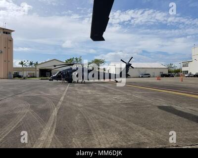 Membres de l'équipage du 101e et 103e escadrons de sauvetage pour préparer leurs vols. Aviateurs de la New York Air National Guard's 106th Rescue Wing voler plus de Saint-Thomas et Saint-John dans un HH-60 Pave Hawk helicopter le 10 septembre, 2017. Ils cherchent des personnes qui ont besoin d'une aide indispensable à la suite de l'ouragan l'Irma. Banque D'Images