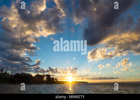 Coucher de soleil avec des rayons x et cloudscape ronde à Cowes, Phillip Island, Australie Banque D'Images