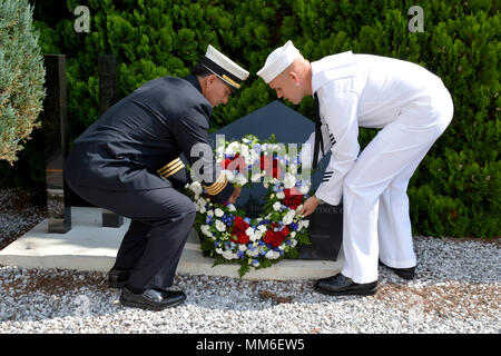 170911-N-XN177-059 Yokosuka, Japon (sept. 11, 2017) Services techniques régionaux Chef Richard Henderson, de la Marine, commandant de la région Japon Fire Department, et Spécialiste culinaire 1re classe Zachary Brown, un chef de plaine sélectionnez Port, N.Y., déposer une couronne au Monument commémoratif du 11 septembre 2001 Activités de la flotte (FLEACT) Yokosuka, suite à une cérémonie marquant le 16e anniversaire des attaques terroristes. FLEACT fournit de Yokosuka, maintient et exploite les installations de base et des services à l'appui de la 7ème Flotte américaine déployée sur l'avenir des forces navales, 71 commandes et 26 000 locataires, militaires et civili Banque D'Images