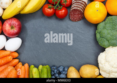 Fruits et légumes frais de collecte de denrées alimentaires en ardoise châssis copyspace d'en haut Vue d'en haut Banque D'Images