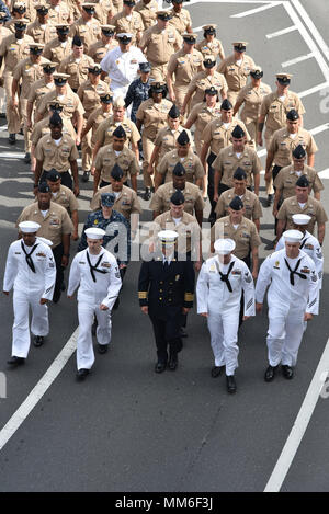 170911-N-JT445-040 Yokosuka, Japon (sept. 11, 2017) Le chef sélectionne et Richard G. Henderson, le chef du service technique régional de Fire & Emergency Service, commandant de la région marine du Japon, à la tête d'une procession de marins au cours d'un service commémoratif du 11 septembre tenue au activités de la flotte (FLEACT) Yokosuka marquant le 16e anniversaire de l'attaques terroristes du 11 septembre. FLEACT fournit de Yokosuka, entretient et exploite des installations et des services de base à l'appui de la 7ème Flotte américaine déployée sur l'avenir des forces navales, 71 commandes et 26 000 locataires, le personnel militaire et civil. (U.S. Photo de la marine par Ryo Isobe/Presse Banque D'Images