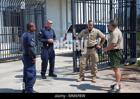 Les membres du Bureau des opérations de terrain de l'équipe SRT avec un agent de conduite des opérations aériennes et maritimes un chèque d'aide sociale sur les agents de patrouille frontalière à Marathon, FL après l'interruption des communications à la suite de l'ouragan l'Irma. Banque D'Images