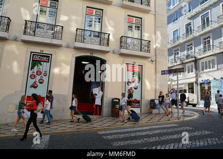 Lisbonne, Portugal - 30 octobre, 2017. Street view en quartier du Chiado, Lisbonne, capitale du Portugal. Banque D'Images