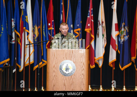 La cérémonie de changement de commandement du général adjoint à Fort Knox est un événement officiel de transition de leadership de l'armée américaine au cours duquel un général adjoint entrant s'adresse au personnel assemblé. L'image d'archives documente la cérémonie qui s'est déroulée à Fort Knox, au Kentucky, en présence d'officiers supérieurs et de représentants du Commandement des cadets pendant le transfert officiel des fonctions. Banque D'Images