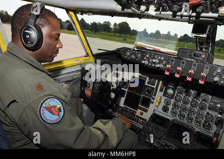 Le major Donald Davenport, un projet pilote avec le 171e Escadron de ravitaillement en vol, effectue une vérification avant vol sur un KC-135 Stratotanker, le 11 septembre, avant de partir avec six autres membres de l'équipage tous basés ici. La mission de deux jours, à moins que re-chargé, exigera le service de transport pour les membres du personnel 45 du Nebraska Army National Guard à Jacksonville pour aider avec les efforts humanitaires et de nettoyage après l'Ouragan Irma a quitté la région dévastée. Banque D'Images