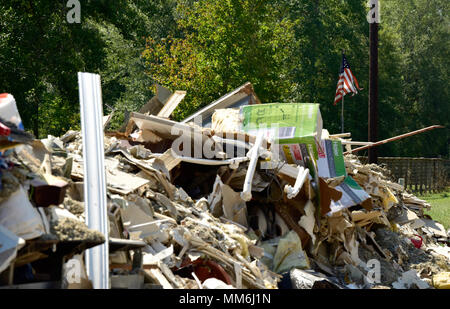 Lambeaux d'un drapeau américain reste en altitude dans le Texas Wind au-dessus de débris enlevés de maisons sinistrées près de la communauté de Lumberton, au Texas, le 11 septembre. Soldats assigné à la force de l'équipe d'évaluation des dommages des Aléoutiennes, une composante de la Force opérationnelle de l'Arkansas, est sorti dans la communauté de Lumberton récemment inondé pour signaler les dommages estimés pour chaque chambre, dans leur zone d'opérations, pour le haut commandement. Cette photo sert seulement comme un petit instantané de l'ensemble de la dévastation aux régions touchées par l'ouragan Harvey. (U.S. Photos de Garde Nationale d'armée par la CPS. Ste Banque D'Images