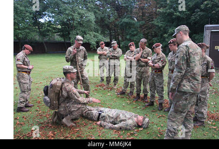 Le 12 septembre, 2017 à Sennelager Domaine de formation, l'Allemagne, au Michigan Army National Guard les médecins et assistants du médecin ont rencontré leurs homologues de la Yeomanry Wessex royale d'échanger des idées et des méthodes dans le traitement des blessures de combat, et également de participer à des simulations d'applications de leurs méthodes. Pour fins d'exercice Spartan Star, les infirmiers des 1-125ème régiment d'infanterie ont été complétées par des auxiliaires médicaux de l'Army National Guard Michigan's 119e Bataillon d'artillerie, dont le siège social est situé à Lansing, Michigan. Banque D'Images