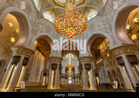 Abu Dhabi, Emirats Arabes Unis - 5 mars, 2017 : Abu Dhabi Sheikh Zayed à l'intérieur Grande Mosquée lustre Emirats Arabes Unis dans les EAU. Banque D'Images
