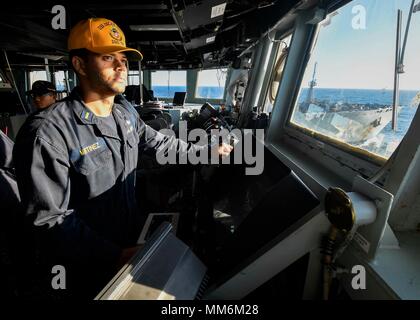 170909-N-U653-456 CERCLE ARCTIQUE (sept. 9, 2017), l'étoile Wilman Martinez est l'officier de quart à la passerelle à bord de la classe Arleigh Burke destroyer lance-missiles USS Oscar Austin (DDG 79) au cours d'un ravitaillement en mer avec les Britanniques de classe d'onde Wave Knight pétrolier (A389) 9 septembre 2017. Oscar Austin est sur un déploiement systématique des intérêts de sécurité nationale des États-Unis en Europe, et d'accroître la coopération en matière de sécurité et de l'avant théâtre présence navale dans la sixième flotte américaine zone d'opérations. (U.S. Photo par marine Spécialiste de la communication de masse 2e classe Ryan U. Kledzik/libérés) Banque D'Images