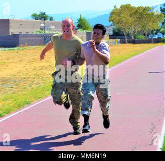 Le Sgt. William Voss, 420th BN de contrôle des mouvements, le sergent moteur mâle éventuel vainqueur du 311e Commandement de la Force expéditionnaire du maintien en puissance de combat Fitness Challenge, et la CPS. Kenny Ochoa, 481ème Compagnie de transport et 311e ESC gagnant du concours meilleur guerrier, se battre pour chaque point au camp d'entraînement des Forces de réserve Parcs Salon du 7 au 9 septembre. Le 311e est un CFC du CES défi extrême qui teste les soldats à la fois physiquement et mentalement. Cet événement testé leur résolution et était exceptionnellement bien différent parce qu'il a enrôlé junior, sous-officiers et des officiers l'occasion de participer à la même compétition Banque D'Images