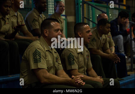 Yuma les élèves du secondaire et les enseignants reconnaissent les Marines américains, stationné à Marine Corps Air Station Yuma (Arizona), au cours de leur soirée de reconnaissance volley-ball match à Yuma High School, Yuma (Arizona), le 11 septembre 2017. La Yuma High School équipe de volley-ball féminin a accueilli l'événement pour remercier ceux qui ont et sont au service du pays. (U.S. Marine Corps photo prise par le Cpl. Christian cachola) Banque D'Images