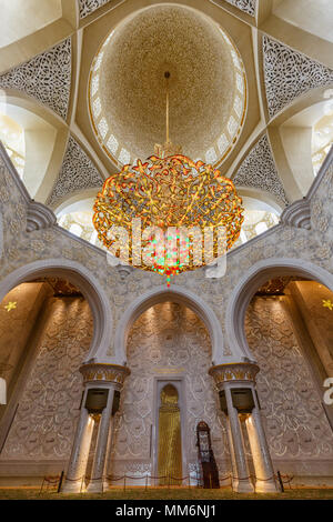 Abu Dhabi, Emirats Arabes Unis - 5 mars, 2017 : Abu Dhabi Sheikh Zayed Grand Mosque intérieur format portrait lustre Emirats Arabes Unis dans les EAU Banque D'Images