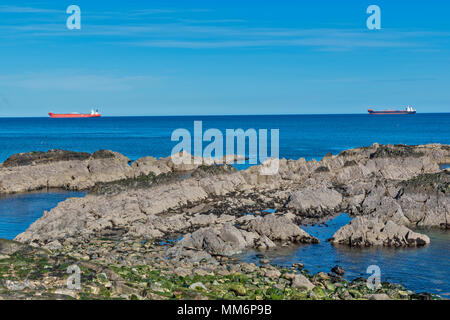 MACDUFF ABERDEENSHIRE ECOSSE DEUX GRANDS NAVIRES OU DES NAVIRES À L'ANCRE AU LARGE MACDUFF Banque D'Images