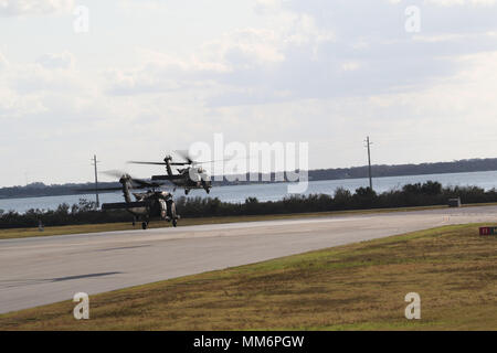 PATRICK AIR FORCE BASE, en Floride - HH-60 hélicoptères Black Hawk medevac effectués par les équipages affectés à la société C, 6e bataillon du 101e bataillon de l'aviation d'appui général, 101e Brigade d'aviation de combat, 101st Airborne Division (Air Assault), départ pour un vol de reconnaissance aérienne, le 12 septembre ; une partie de la préparation de l'unité à l'appui de l'Ouragan Irma les efforts de secours. Bien que le 101ème Abn. Div. a reçu des commandes pour repositionner certains de ses forces, il n'a pas été commandé pour aider à l'appui de l'Armée Total aux collectivités locales, fédérales et d'état l'ouragan et les efforts du Ministère de la Défense l'appui de la Défense Banque D'Images