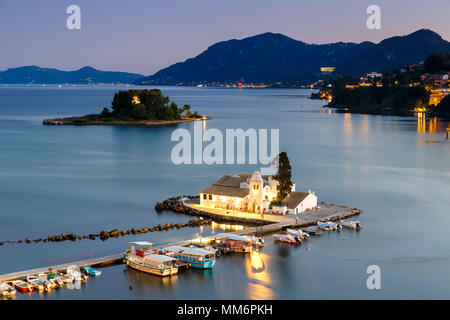 Corfu Grèce Vlachernon Vlachernes church blue hour Kanoni island voyager bateau mer Banque D'Images