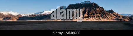 Le sud de l'Islande. Vue panoramique du paysage et fermes de l'Eyjafjöll, ci-dessous le glacier Eyjafjallajökull volcan et plus récemment qui a éclaté en 2010 Banque D'Images