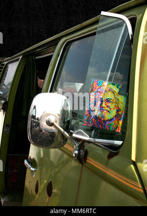 Vert rouille Vintage VW bus avec Jerry Garcia psychédélique stencil sur aile fenêtre. Parc de récupération de pièces automobiles Chesterfield, Richmond, Virginie. Banque D'Images