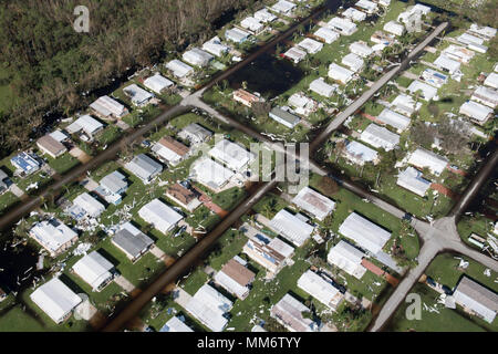 Les maisons endommagées par l'ouragan l'Irma, le 12 septembre 2017, en Floride. L'ouragan a frappé la Irma comme un ouragan de catégorie 4 ayant une incidence sur l'ensemble de l'état de Floride. Le 563d groupe de secours prépositionnés des avions et des membres du personnel pour les opérations de sauvetage à l'appui de la FEMA et Commandement du Nord des États-Unis après l'Ouragan Irma) a frappé. (U.S. Air Force photo de Tech. Le Sgt. Zachary Wolf) Banque D'Images