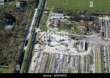 De nombreux bâtiments et maisons voir les dommages de l'ouragan l'Irma, le 12 septembre 2017, en Floride. L'ouragan a frappé la Irma comme un ouragan de catégorie 4 ayant une incidence sur l'ensemble de l'état de Floride. Le 563d groupe de secours prépositionnés des avions et des membres du personnel pour les opérations de sauvetage à l'appui de la FEMA et Commandement du Nord des États-Unis après l'Ouragan Irma) a frappé. (U.S. Air Force photo de Tech. Le Sgt. Zachary Wolf) Banque D'Images